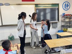 <b>霎时吸引了孩子们的注</b>