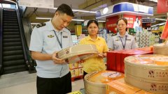 <b>先将皮料、馅料别离倒入半从动化设备的进料口</b>